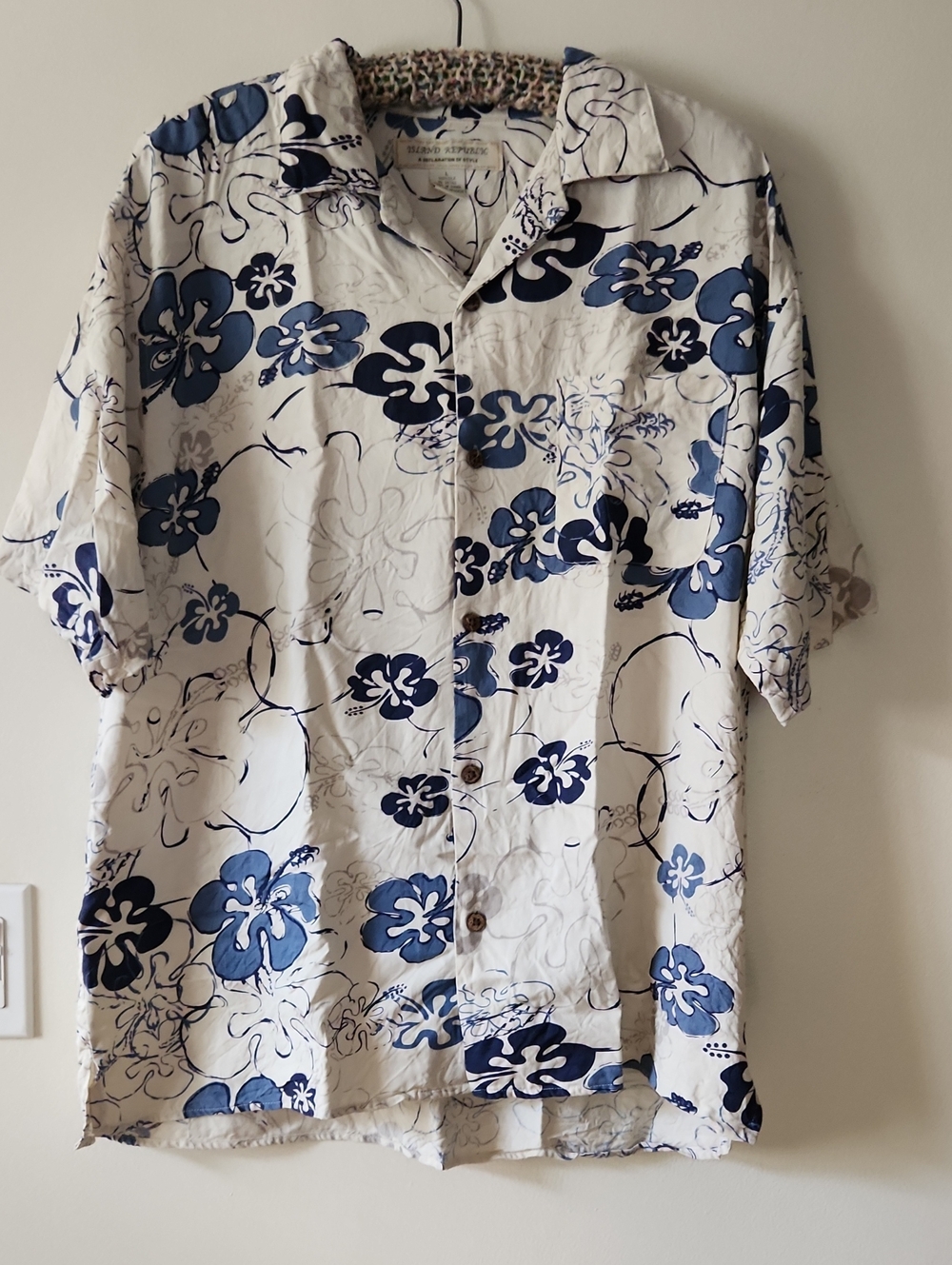 UIsland Republic Cream Short-Sleeve Button-Down with Blue Floral Print 100% Silk